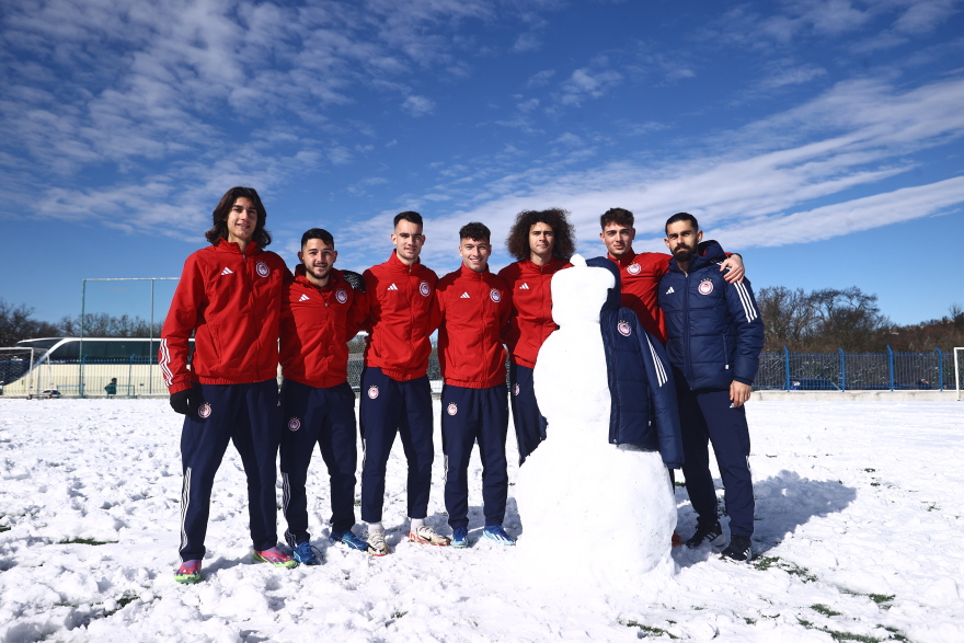 Άρης - Ολυμπιακός: Πήγαν για ποδόσφαιρο και έπαιξαν χιονοπόλεμο οι Νέοι των δύο ομάδων - Φωτογραφίες 