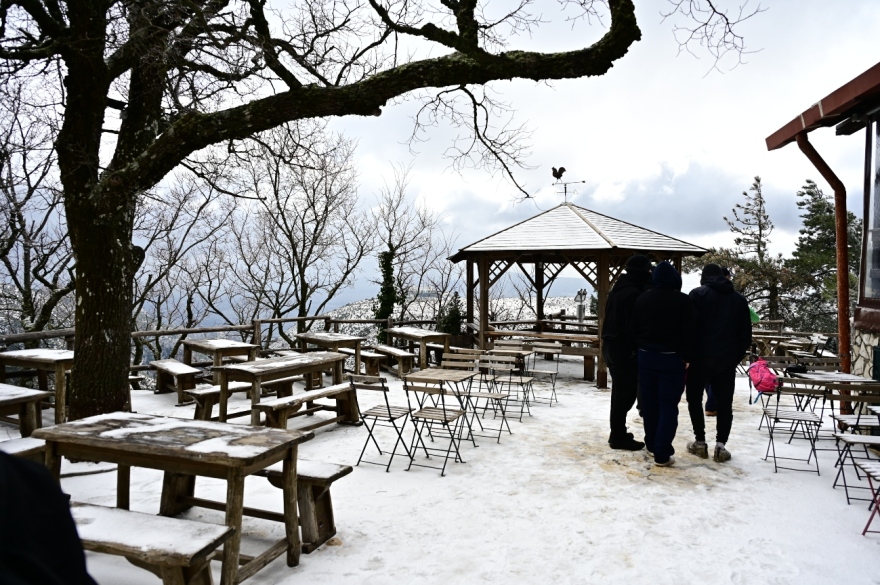 Πάρνηθα: Μικροί και μεγάλοι για χιονοπόλεμο - Δείτε φωτογραφίες
