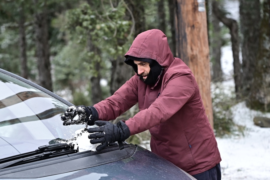 Πάρνηθα: Μικροί και μεγάλοι για χιονοπόλεμο - Δείτε φωτογραφίες
