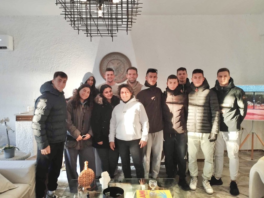 Στέφανος Κασσελάκης: Έδωσε 1.000 ευρώ σε μαθητές της Γ΄ Λυκείου στις Σπέτσες για την πενθήμερή τους