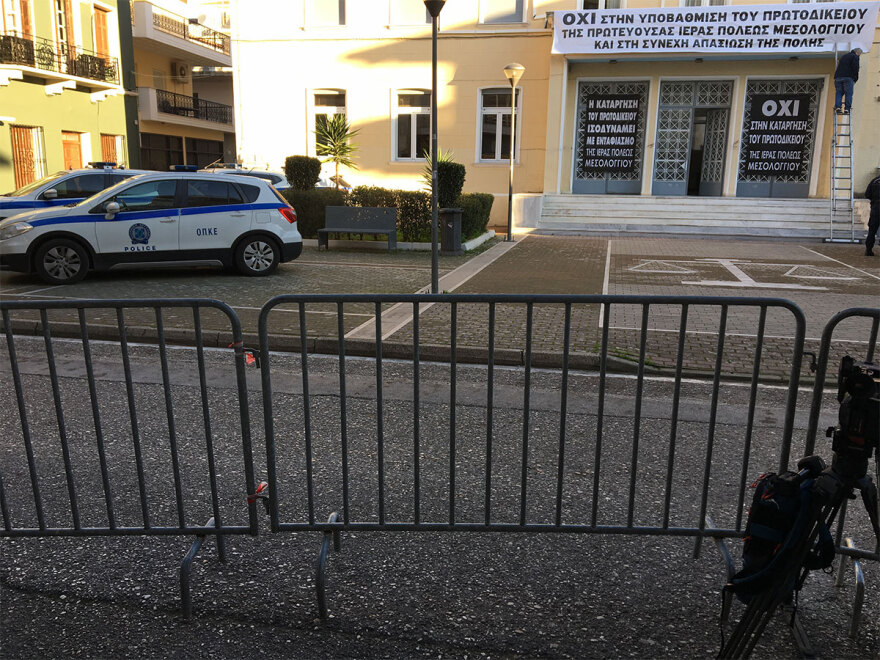 Μεσολόγγι: Προφυλακιστέος ο κρεοπώλης για τη δολοφονία του Μπάμπη - Βίντεο από τις άγριες αποδοκιμασίες συγγενών και φίλων του 31χρονου