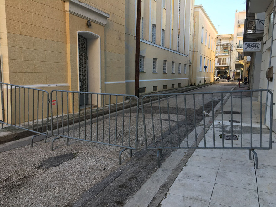 Μεσολόγγι: Προφυλακιστέος ο κρεοπώλης για τη δολοφονία του Μπάμπη - Βίντεο από τις άγριες αποδοκιμασίες συγγενών και φίλων του 31χρονου