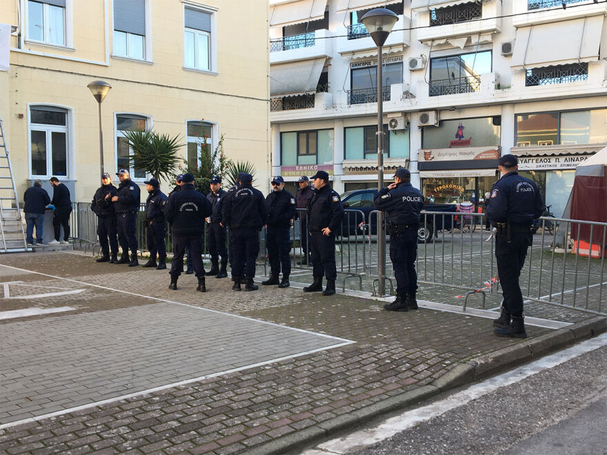 Μεσολόγγι: Προφυλακιστέος ο κρεοπώλης για τη δολοφονία του Μπάμπη - Βίντεο από τις άγριες αποδοκιμασίες συγγενών και φίλων του 31χρονου