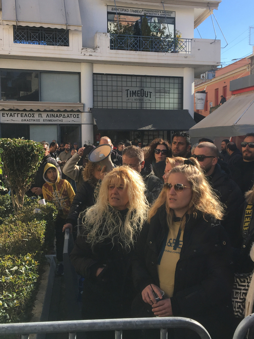 Οργή έξω από τα δικαστήρια που απολογείται ο κρεοπώλης - «Πού είναι ο Μπάμπης» φωνάζουν συγγενείς