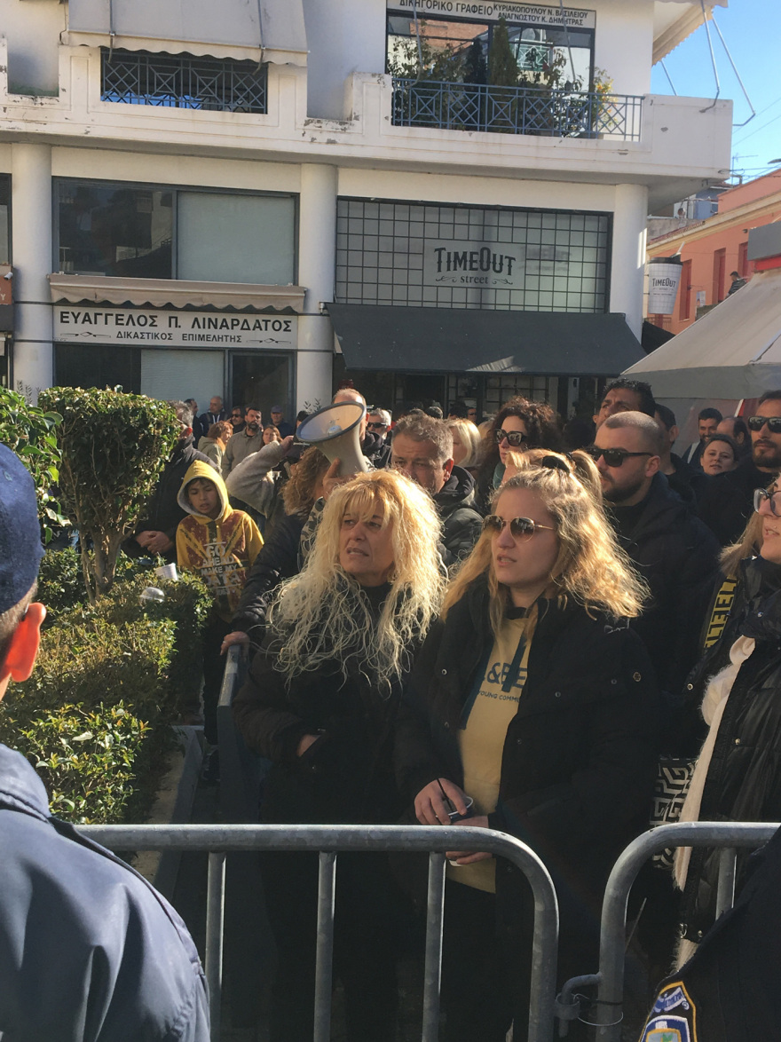 Οργή έξω από τα δικαστήρια που απολογείται ο κρεοπώλης - «Πού είναι ο Μπάμπης» φωνάζουν συγγενείς