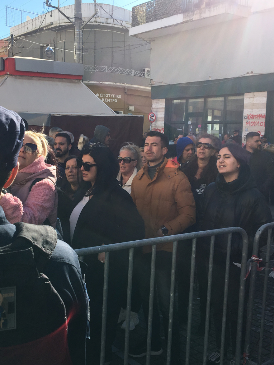 Οργή έξω από τα δικαστήρια που απολογείται ο κρεοπώλης - «Πού είναι ο Μπάμπης» φωνάζουν συγγενείς
