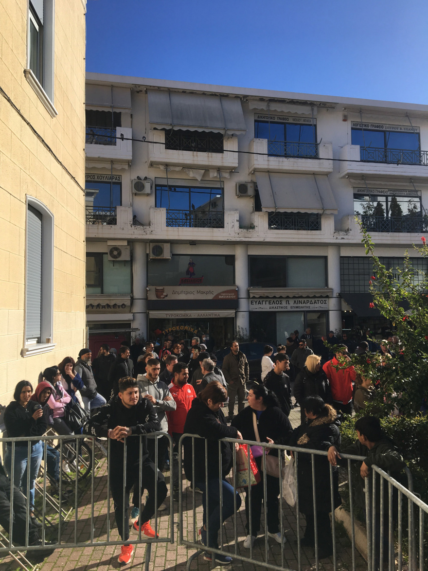 Οργή έξω από τα δικαστήρια που απολογείται ο κρεοπώλης - «Πού είναι ο Μπάμπης» φωνάζουν συγγενείς