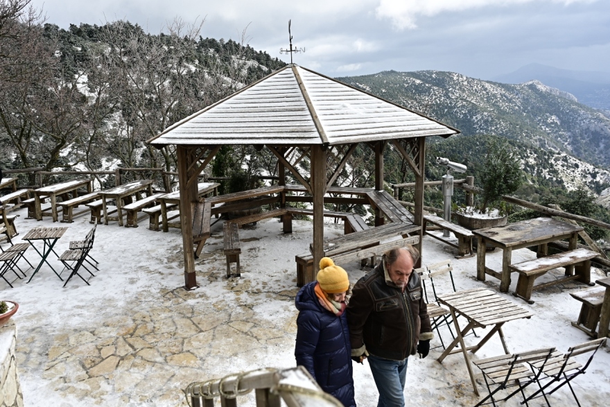 Πάρνηθα: Μικροί και μεγάλοι για χιονοπόλεμο - Δείτε φωτογραφίες