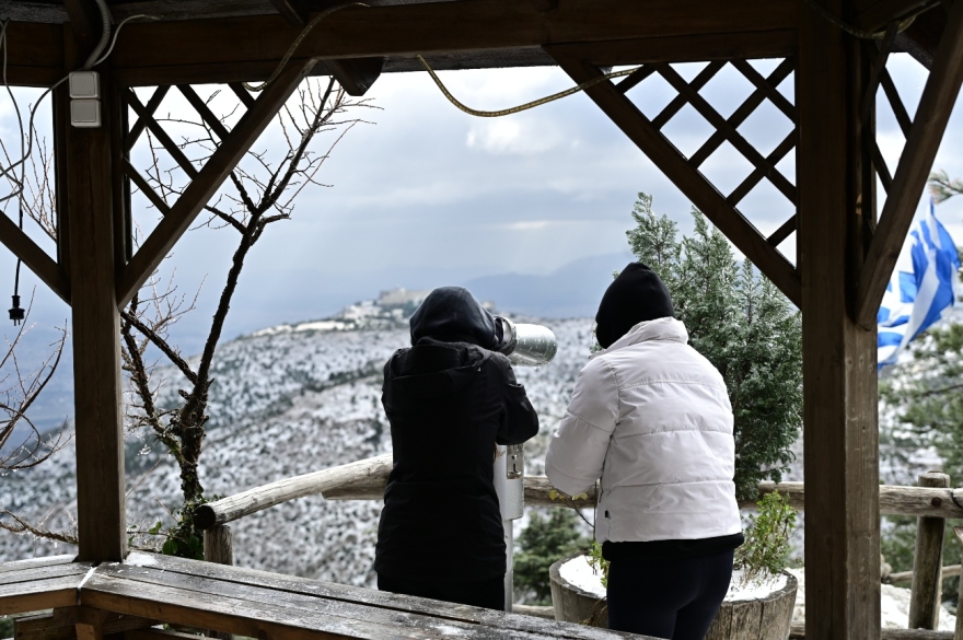 Πάρνηθα: Μικροί και μεγάλοι για χιονοπόλεμο - Δείτε φωτογραφίες