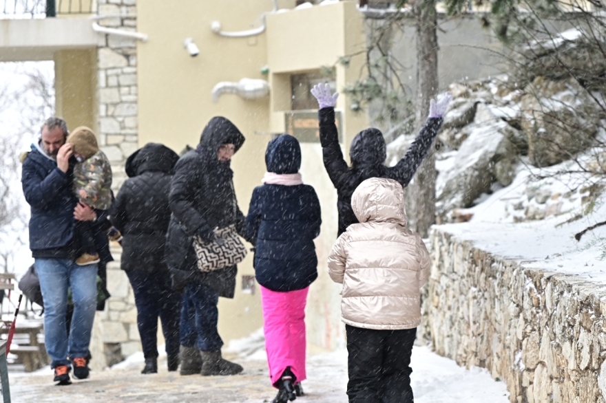 Πάρνηθα: Μικροί και μεγάλοι για χιονοπόλεμο - Δείτε φωτογραφίες