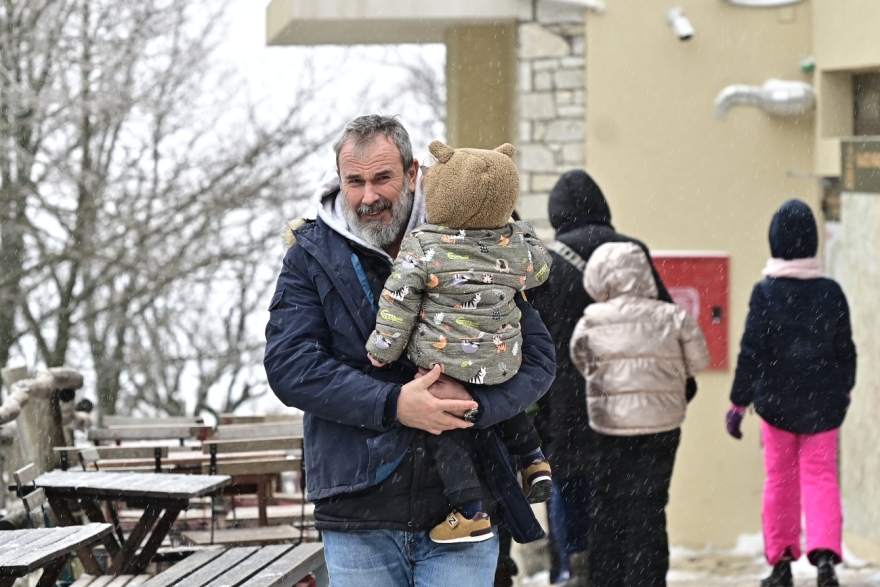 Πάρνηθα: Μικροί και μεγάλοι για χιονοπόλεμο - Δείτε φωτογραφίες