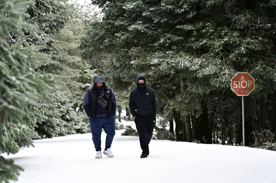 Πάρνηθα: Μικροί και μεγάλοι για χιονοπόλεμο - Δείτε φωτογραφίες