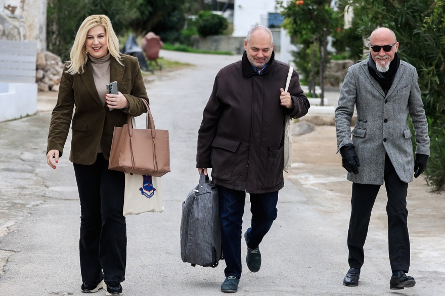 ΣΥΡΙΖΑ: Το παρασκήνιο του τριήμερου στις Σπέτσες - Το κάστινγκ Κασσελάκη,  τα κενά στο πρόγραμμα και οι βολές για «κοσμικές στήλες»