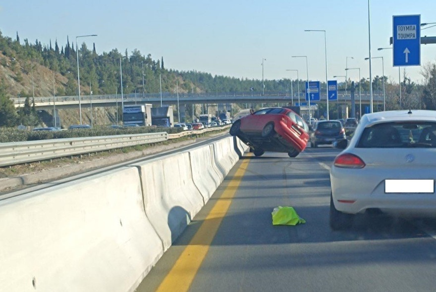 Θεσσαλονίκη: Τροχαίο στον Περιφερειακό - ΙΧ εξετράπη της πορείας του και καβάλησε το στηθαίο