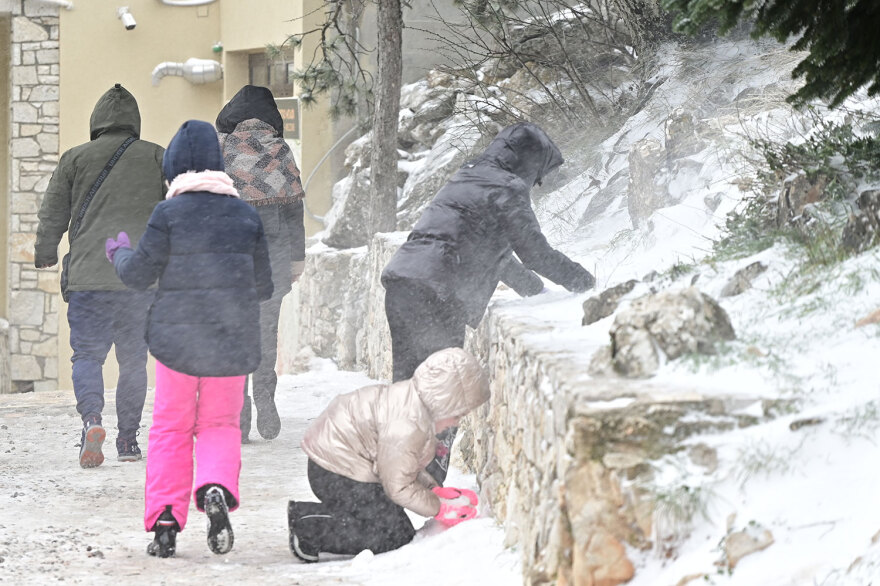Πάρνηθα: Μικροί και μεγάλοι για χιονοπόλεμο - Δείτε φωτογραφίες