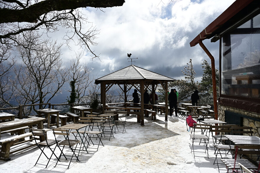 Πάρνηθα: Μικροί και μεγάλοι για χιονοπόλεμο - Δείτε φωτογραφίες