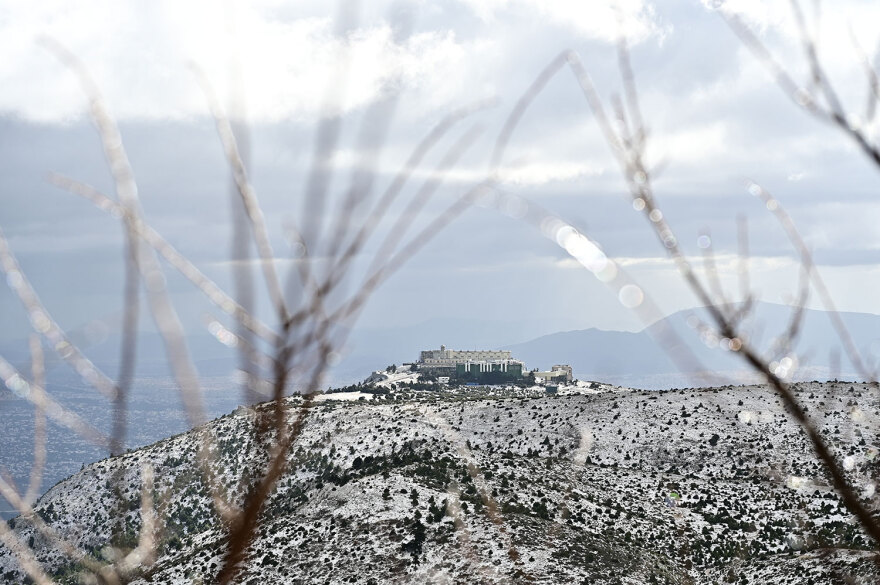 Πάρνηθα: Μικροί και μεγάλοι για χιονοπόλεμο - Δείτε φωτογραφίες