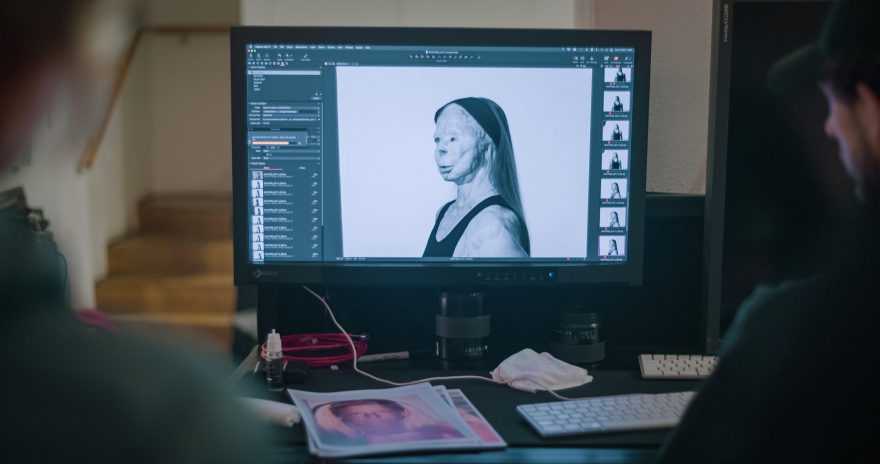 Βρετανός φωτογράφος δημιούργησε λεύκωμα - οδηγό μόδας με μοντέλο συγγραφέα που επέζησε επίθεσης με βιτριόλι