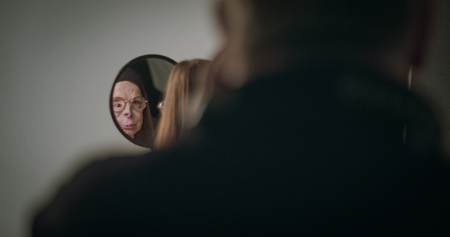 Βρετανός φωτογράφος δημιούργησε λεύκωμα - οδηγό μόδας με μοντέλο συγγραφέα που επέζησε επίθεσης με βιτριόλι