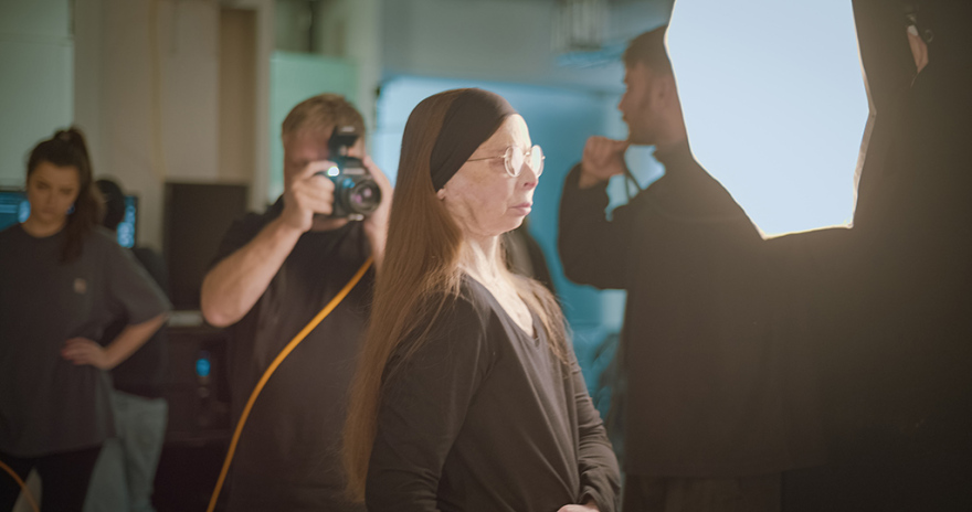 Βρετανός φωτογράφος δημιούργησε λεύκωμα - οδηγό μόδας με μοντέλο συγγραφέα που επέζησε επίθεσης με βιτριόλι