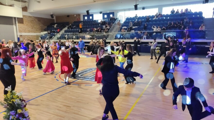 Διεθνές φεστιβάλ ζεϊμπέκικου στην Αθήνα: Ξεχώρισαν ένας οκτάχρονος και το ζεϊμπέκικο άνδρα σε αμαξίδιο