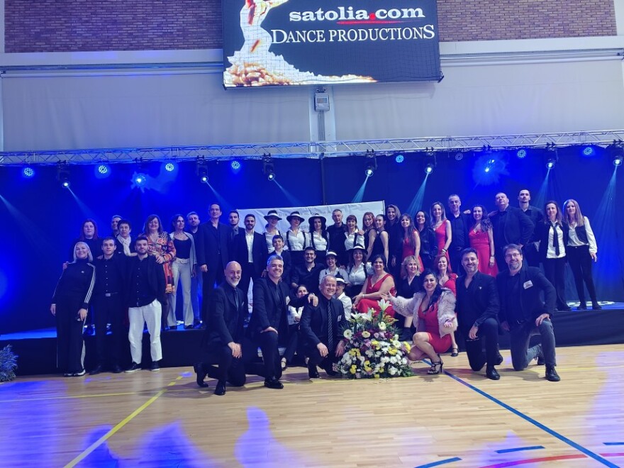 Διεθνές φεστιβάλ ζεϊμπέκικου στην Αθήνα: Ξεχώρισαν ένας οκτάχρονος και το ζεϊμπέκικο άνδρα σε αμαξίδιο