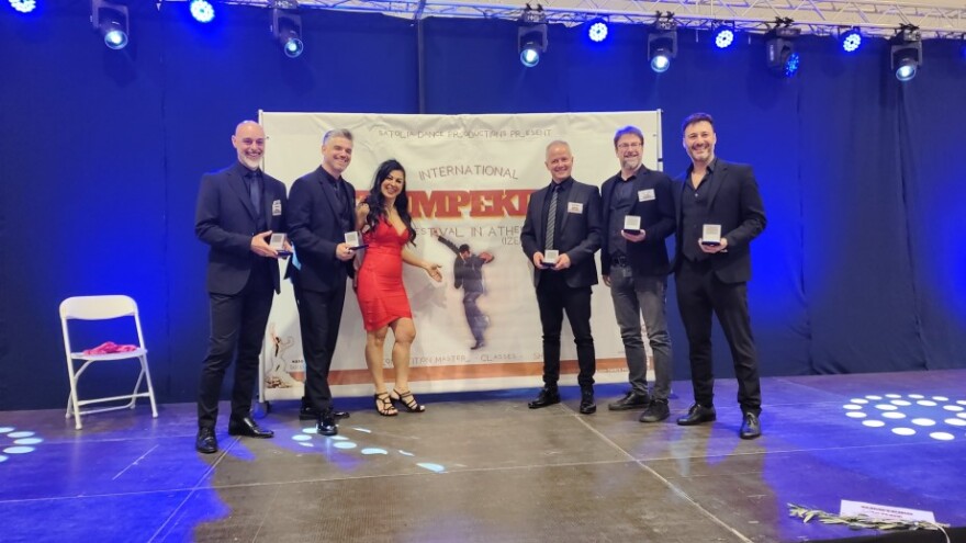 Διεθνές φεστιβάλ ζεϊμπέκικου στην Αθήνα: Ξεχώρισαν ένας οκτάχρονος και το ζεϊμπέκικο άνδρα σε αμαξίδιο