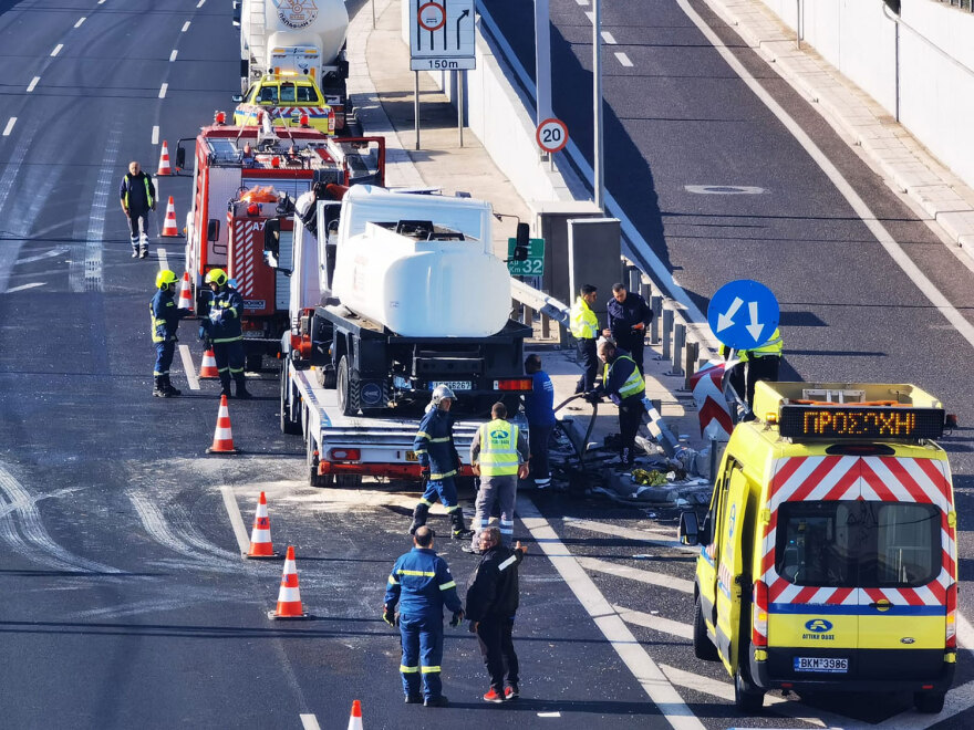 Αττική Οδός: Σοβαρό τροχαίο στο ύψος της Πλακεντίας -Σύγκρουση δύο βυτιοφόρων με ΙΧ