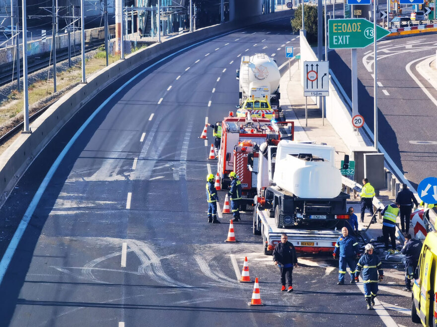 Αττική Οδός: Σοβαρό τροχαίο στο ύψος της Πλακεντίας -Σύγκρουση δύο βυτιοφόρων με ΙΧ