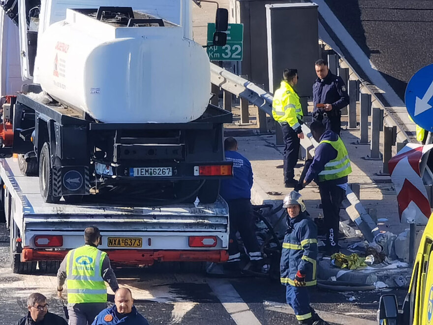 Αττική Οδός: Σοβαρό τροχαίο στο ύψος της Πλακεντίας -Σύγκρουση δύο βυτιοφόρων με ΙΧ