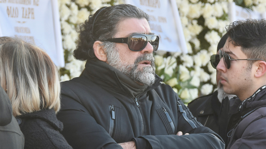 Χάρης Κωστόπουλος: Σε βαρύ κλίμα η κηδεία του - Πάλευαν μαζί με τον Βασίλη Καρρά τον καρκίνο, είπε ο γιος του στον επικήδειο