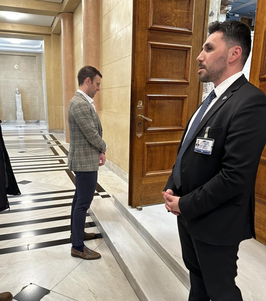 Βουλή: Όρθιος στην πόρτα της Ολομέλειας άκουσε ο Κασσελάκης τον Φάμελλο να λέει «όχι» στην επιστολική ψήφο