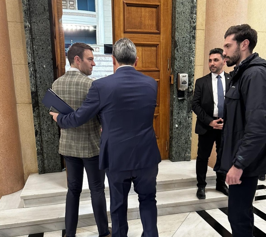 Βουλή: Όρθιος στην πόρτα της Ολομέλειας άκουσε ο Κασσελάκης τον Φάμελλο να λέει «όχι» στην επιστολική ψήφο