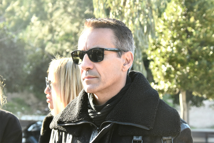 Χάρης Κωστόπουλος: Σε βαρύ κλίμα η κηδεία του - Πάλευαν μαζί με τον Βασίλη Καρρά τον καρκίνο, είπε ο γιος του στον επικήδειο