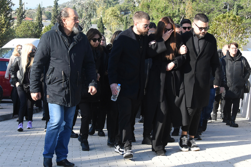 Χάρης Κωστόπουλος: Σε βαρύ κλίμα η κηδεία του - Πάλευαν μαζί με τον Βασίλη Καρρά τον καρκίνο, είπε ο γιος του στον επικήδειο