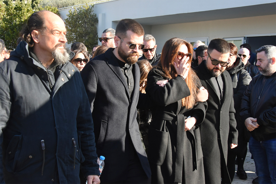 Χάρης Κωστόπουλος: Σε βαρύ κλίμα η κηδεία του - Πάλευαν μαζί με τον Βασίλη Καρρά τον καρκίνο, είπε ο γιος του στον επικήδειο