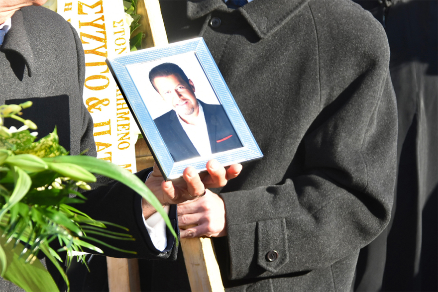 Χάρης Κωστόπουλος: Σε βαρύ κλίμα η κηδεία του - Πάλευαν μαζί με τον Βασίλη Καρρά τον καρκίνο, είπε ο γιος του στον επικήδειο