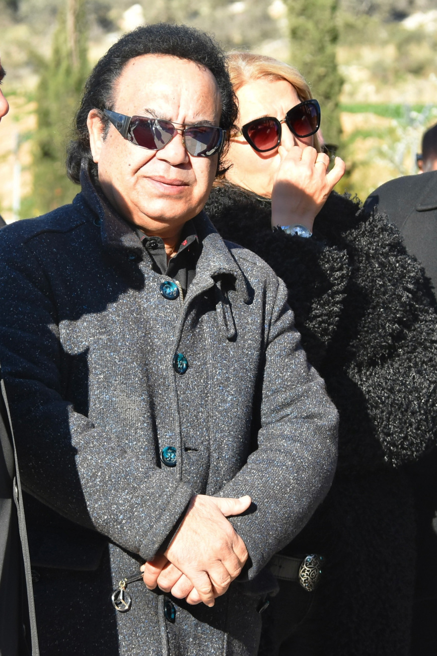 Χάρης Κωστόπουλος: Σε βαρύ κλίμα η κηδεία του - Πάλευαν μαζί με τον Βασίλη Καρρά τον καρκίνο, είπε ο γιος του στον επικήδειο