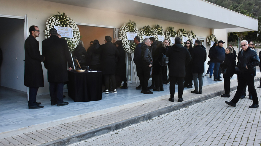 Χάρης Κωστόπουλος: Σε βαρύ κλίμα η κηδεία του - Πάλευαν μαζί με τον Βασίλη Καρρά τον καρκίνο, είπε ο γιος του στον επικήδειο