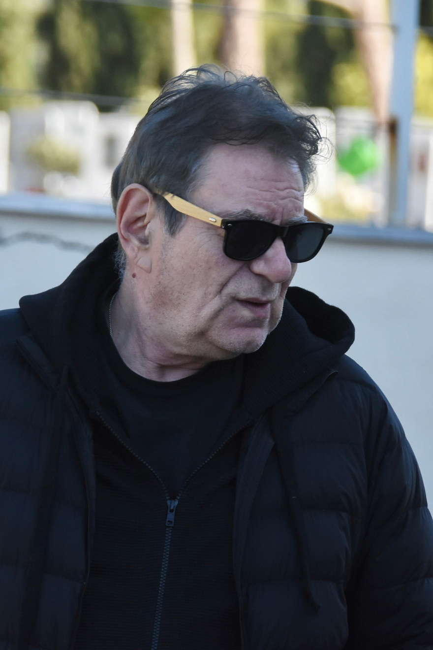 Χάρης Κωστόπουλος: Σε βαρύ κλίμα η κηδεία του - Πάλευαν μαζί με τον Βασίλη Καρρά τον καρκίνο, είπε ο γιος του στον επικήδειο