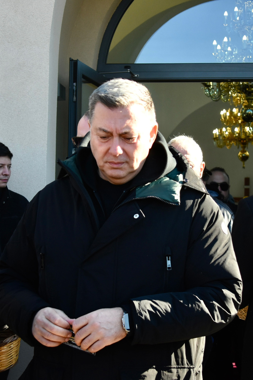 Χάρης Κωστόπουλος: Σε βαρύ κλίμα η κηδεία του - Πάλευαν μαζί με τον Βασίλη Καρρά τον καρκίνο, είπε ο γιος του στον επικήδειο