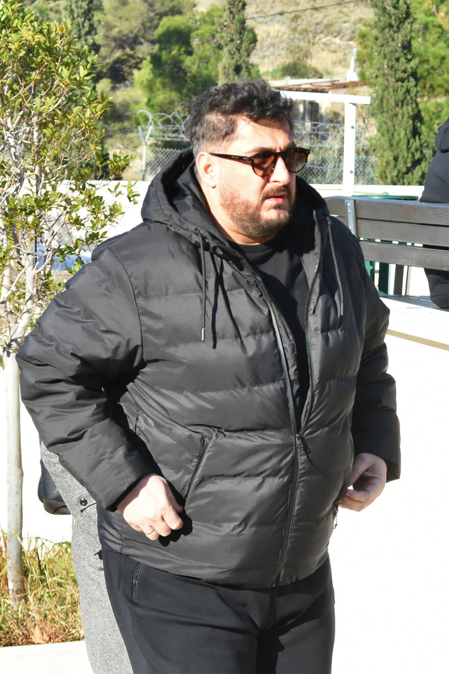 Χάρης Κωστόπουλος: Σε βαρύ κλίμα η κηδεία του - Πάλευαν μαζί με τον Βασίλη Καρρά τον καρκίνο, είπε ο γιος του στον επικήδειο