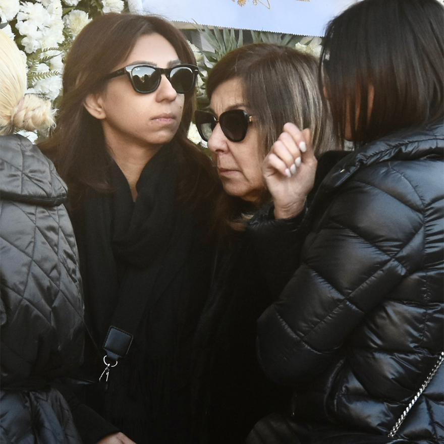 Χάρης Κωστόπουλος: Σε βαρύ κλίμα η κηδεία του - Πάλευαν μαζί με τον Βασίλη Καρρά τον καρκίνο, είπε ο γιος του στον επικήδειο