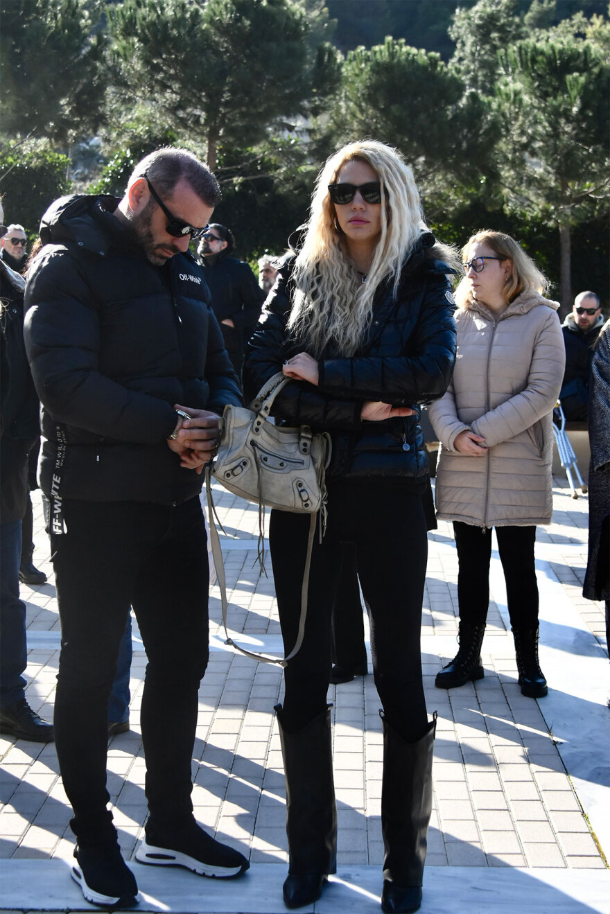 Χάρης Κωστόπουλος: Σε βαρύ κλίμα η κηδεία του - Πάλευαν μαζί με τον Βασίλη Καρρά τον καρκίνο, είπε ο γιος του στον επικήδειο