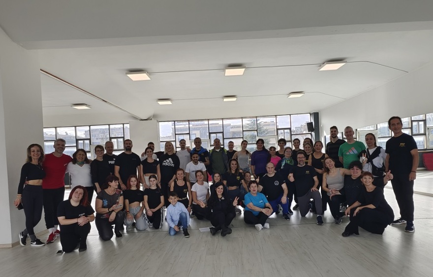 Διεθνές φεστιβάλ ζεϊμπέκικου στην Αθήνα: Ξεχώρισαν ένας οκτάχρονος και το ζεϊμπέκικο άνδρα σε αμαξίδιο