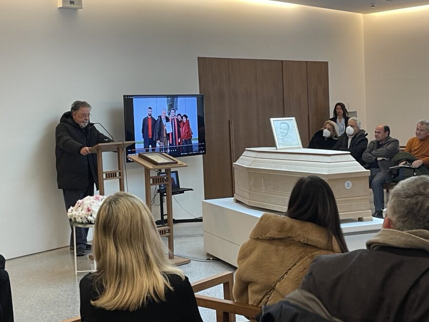 Νίκος Τσούκαλης: Με κλασσική μουσική το τελευταίο αντίο στον πρώην βουλευτή στο αποτεφρωτήριο της Ριτσώνας