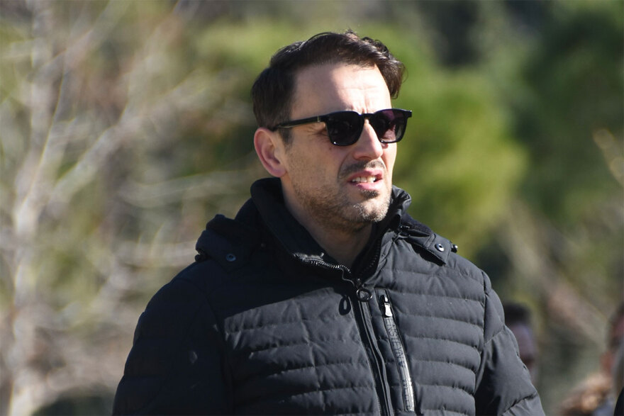 Χάρης Κωστόπουλος: Σε βαρύ κλίμα η κηδεία του - Πάλευαν μαζί με τον Βασίλη Καρρά τον καρκίνο, είπε ο γιος του στον επικήδειο