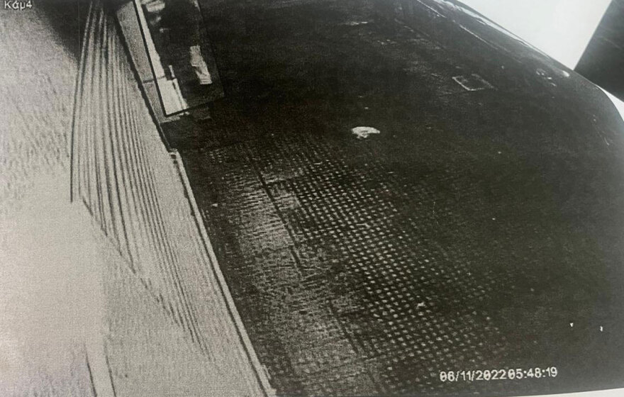 Θεσσαλονίκη: Πασάλειψε με… περιττώματα σκύλων και ούρα το αμάξι και το κατάστημα του γείτονά του