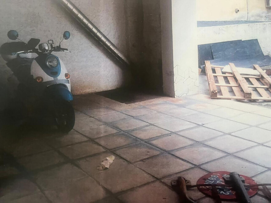 Θεσσαλονίκη: Πασάλειψε με… περιττώματα σκύλων και ούρα το αμάξι και το κατάστημα του γείτονά του