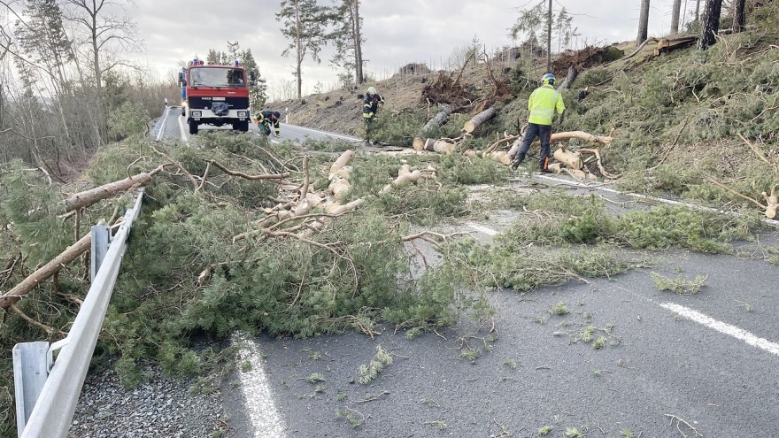 Γερμανία: Ο τυφώνας «Γίτκα» χτυπά με καταιγίδες και ανέμους 140 χλμ. - Εκτροχιάστηκε τρένο στη Βεστφαλία